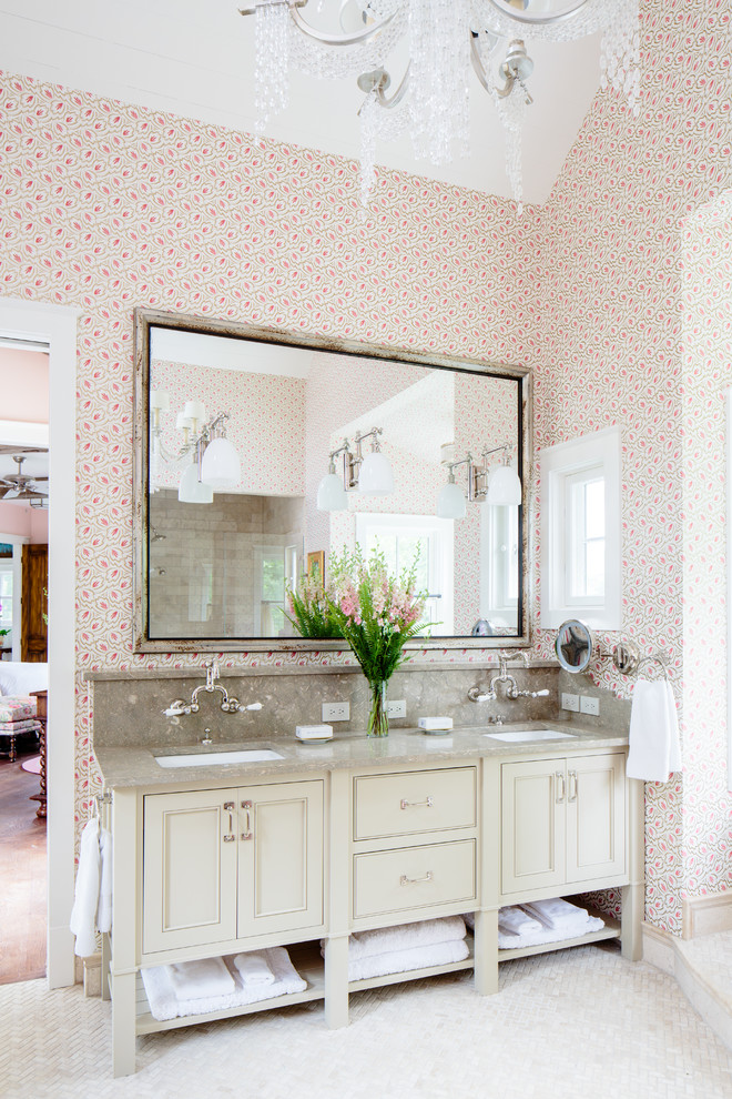 Идея дизайна: ванная комната: освещение в стиле кантри с бежевыми фасадами, розовыми стенами, врезной раковиной и фасадами с утопленной филенкой