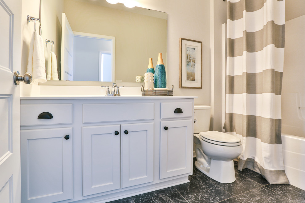 Идея дизайна: ванная комната среднего размера в стиле модернизм с фасадами с выступающей филенкой, белыми фасадами, накладной ванной, душем над ванной, унитазом-моноблоком, серыми стенами, полом из винила и врезной раковиной