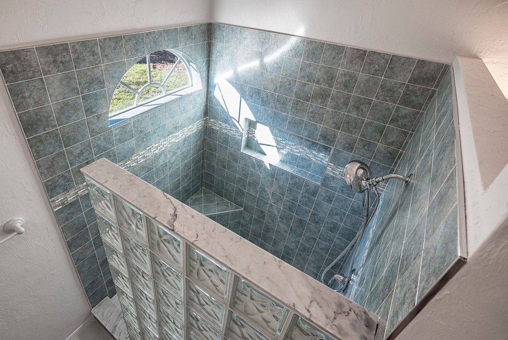 Aménagement d'une salle de bain principale moderne avec des portes de placard blanches, une douche ouverte, WC séparés, un carrelage vert, des carreaux de céramique, une vasque et un plan de toilette en carrelage.