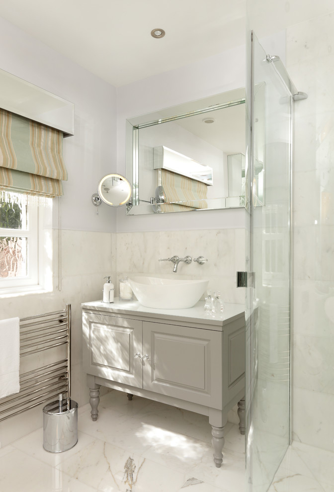 Cette photo montre une salle de bain chic avec une vasque, un placard avec porte à panneau surélevé, des portes de placard grises et une douche ouverte.
