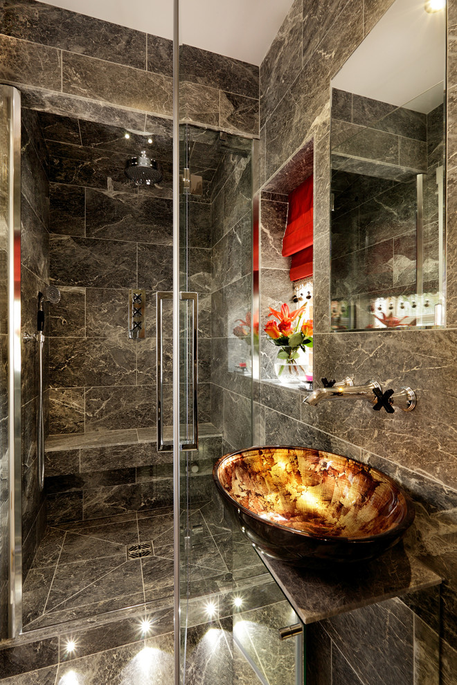 Идея дизайна: ванная комната в современном стиле с настольной раковиной и душем в нише