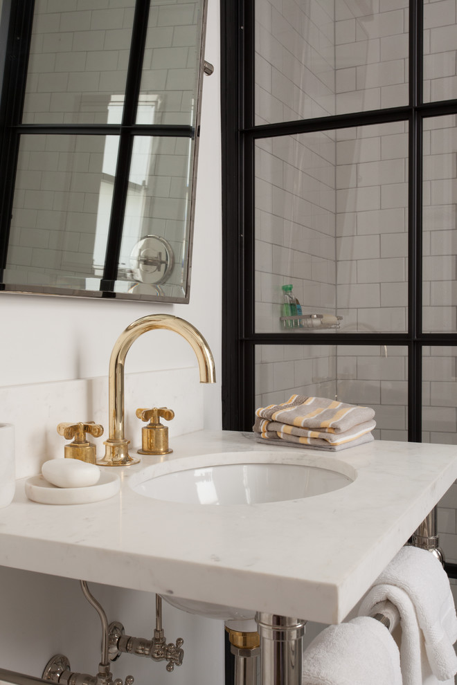 Klassisches Badezimmer mit Duschnische, Wandtoilette mit Spülkasten, weißen Fliesen, Metrofliesen, weißer Wandfarbe, Mosaik-Bodenfliesen und Waschtischkonsole in New York