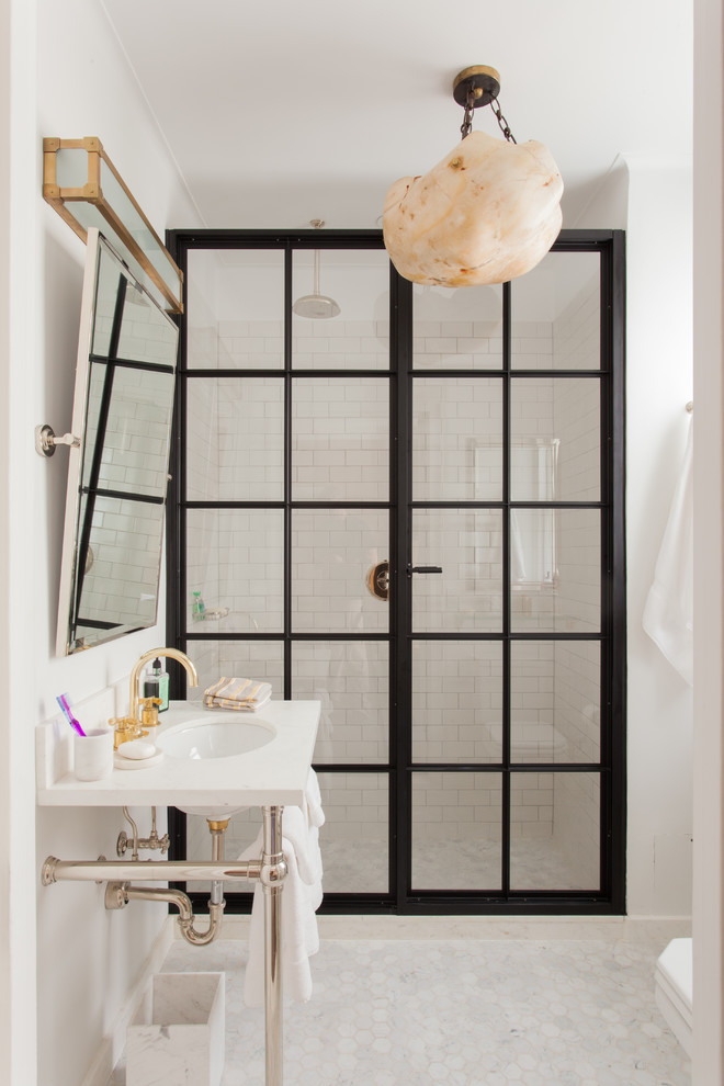 Klassisches Badezimmer mit Waschtischkonsole, Duschnische, Wandtoilette mit Spülkasten, weißen Fliesen, Metrofliesen, weißer Wandfarbe und Mosaik-Bodenfliesen in New York