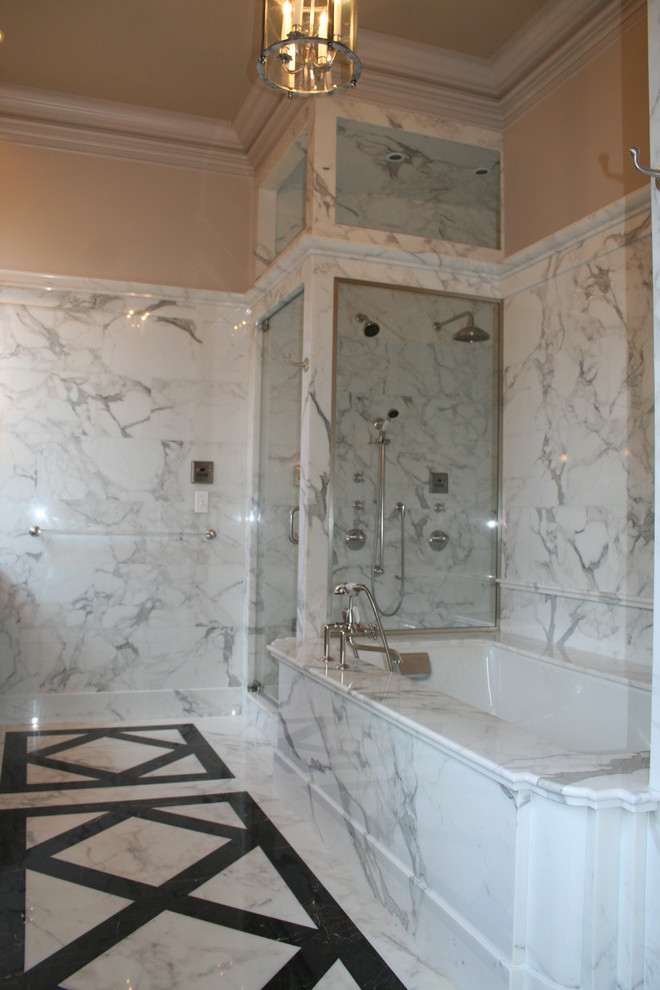 Exempel på ett stort klassiskt en-suite badrum, med ett undermonterad handfat, möbel-liknande, skåp i mörkt trä, marmorbänkskiva, ett undermonterat badkar, en dusch i en alkov, en toalettstol med hel cisternkåpa, vit kakel, stenhäll, vita väggar och marmorgolv