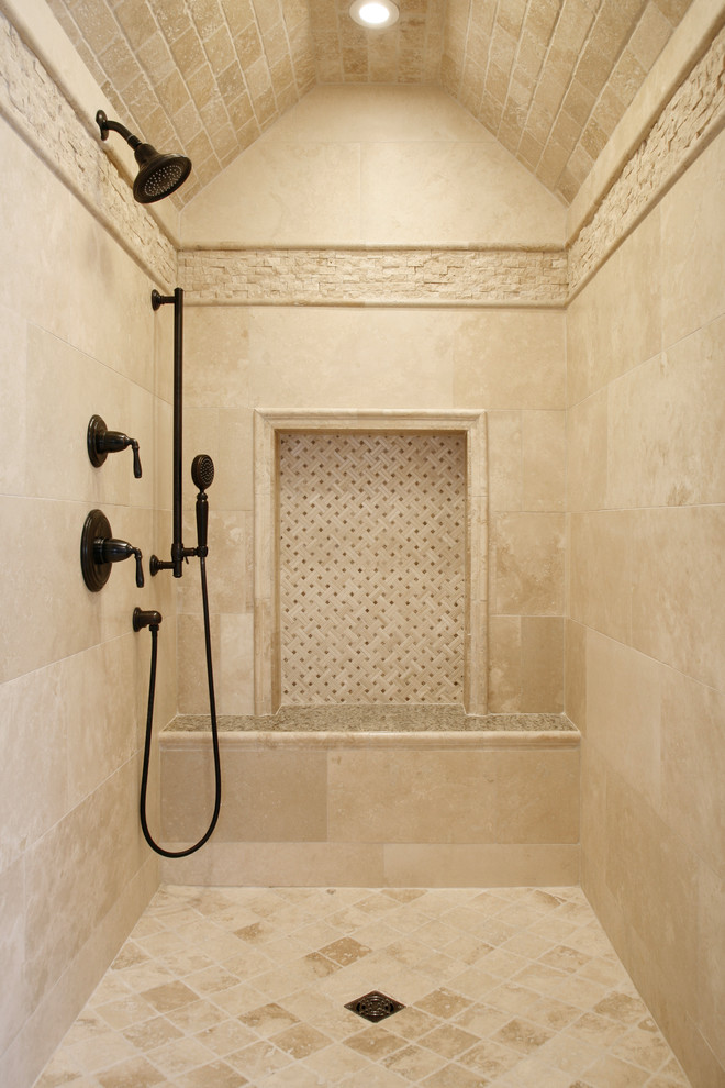 На фото: большая главная ванная комната в классическом стиле с темными деревянными фасадами, отдельно стоящей ванной, раздельным унитазом, бежевой плиткой, каменной плиткой, бежевыми стенами, полом из травертина, врезной раковиной и столешницей из гранита с