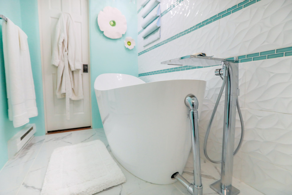 Источник вдохновения для домашнего уюта: маленькая ванная комната в стиле фьюжн с плоскими фасадами, белыми фасадами, отдельно стоящей ванной, унитазом-моноблоком, зеленой плиткой, керамогранитной плиткой, мраморным полом, душевой кабиной, раковиной с пьедесталом, столешницей из искусственного кварца, белым полом, белой столешницей, тумбой под одну раковину и напольной тумбой для на участке и в саду