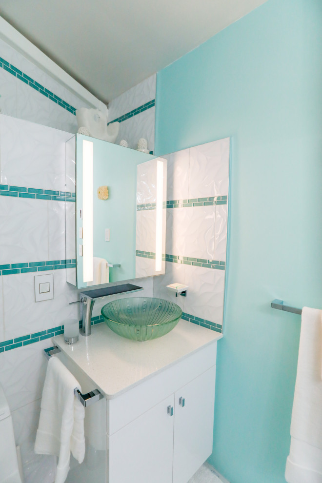 アルバカーキにある小さなエクレクティックスタイルのおしゃれなバスルーム (浴槽なし) (フラットパネル扉のキャビネット、白いキャビネット、置き型浴槽、一体型トイレ	、緑のタイル、磁器タイル、大理石の床、ペデスタルシンク、クオーツストーンの洗面台、白い床、白い洗面カウンター、洗面台1つ、独立型洗面台) の写真