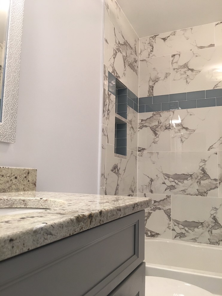 Exempel på ett mellanstort klassiskt flerfärgad flerfärgat badrum, med skåp i shakerstil, grå skåp, ett platsbyggt badkar, en toalettstol med separat cisternkåpa, svart och vit kakel, porslinskakel, vita väggar, klinkergolv i porslin, ett undermonterad handfat, granitbänkskiva och vitt golv