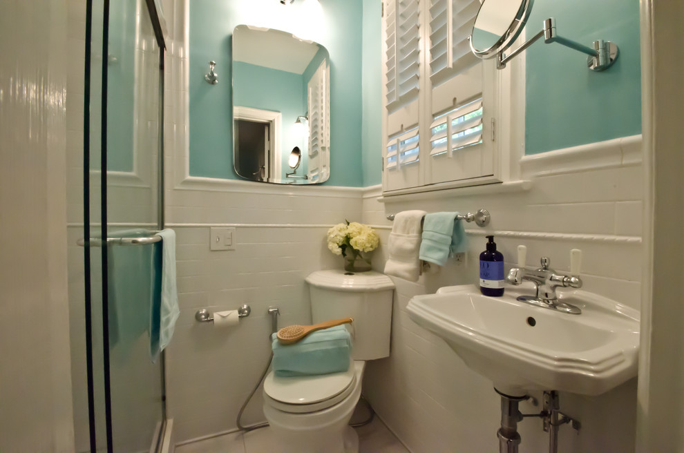 Свежая идея для дизайна: маленькая главная ванная комната в классическом стиле с подвесной раковиной, ванной в нише, душем над ванной, раздельным унитазом, белой плиткой, керамической плиткой, полом из керамической плитки и синими стенами для на участке и в саду - отличное фото интерьера