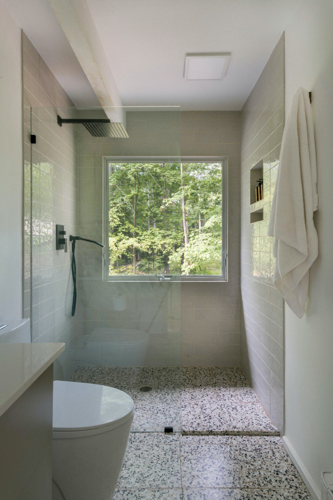 Idéer för ett litet 50 tals beige badrum, med en öppen dusch, en toalettstol med separat cisternkåpa, beige kakel, keramikplattor, vita väggar, terrazzogolv, ett nedsänkt handfat, bänkskiva i kvarts, beiget golv och med dusch som är öppen
