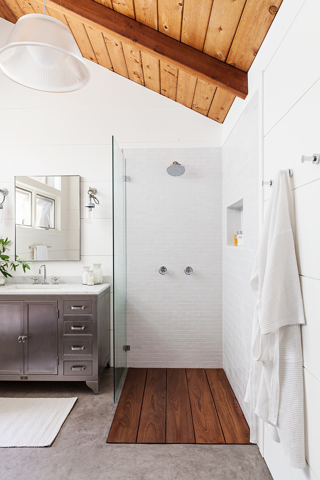 Идея дизайна: ванная комната в морском стиле с душем без бортиков, белой плиткой, белыми стенами, серым полом, открытым душем и фасадами в стиле шейкер