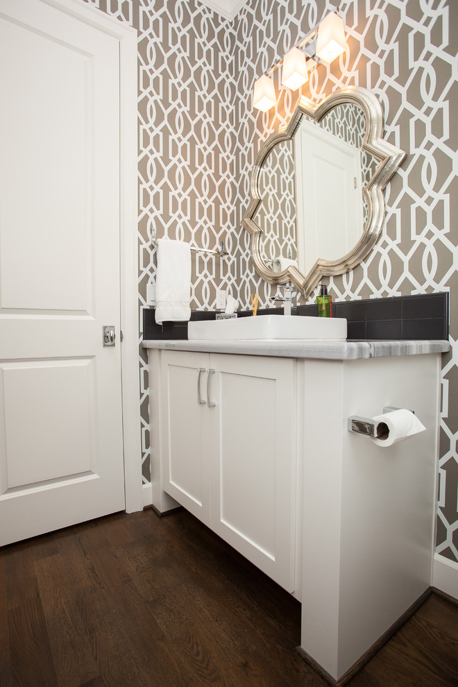 Bild på ett litet funkis grå grått badrum med dusch, med skåp i shakerstil, vita skåp, vita väggar, mellanmörkt trägolv, ett fristående handfat och brunt golv