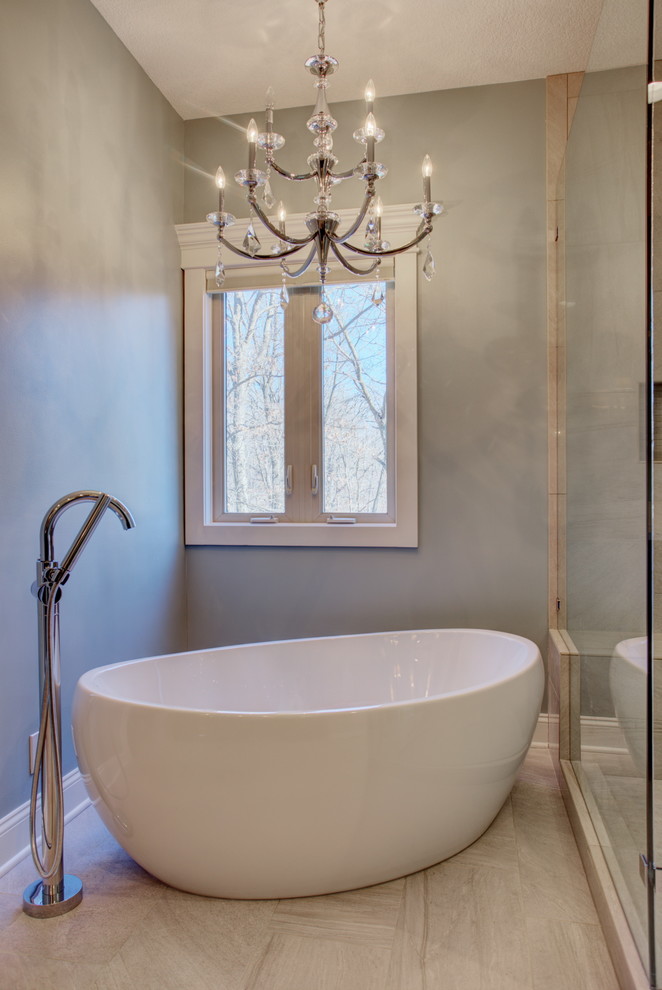 Modern inredning av ett en-suite badrum, med luckor med infälld panel, skåp i mörkt trä, ett fristående badkar, en hörndusch, grå väggar, klinkergolv i keramik och ett undermonterad handfat