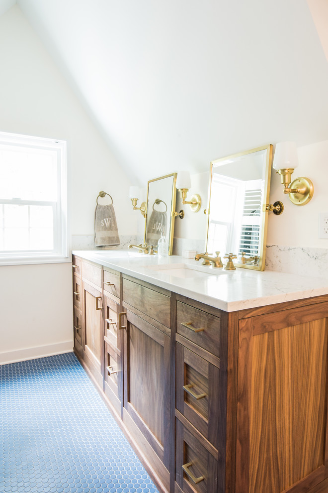 Imagen de cuarto de baño principal clásico renovado de tamaño medio con armarios estilo shaker, puertas de armario de madera en tonos medios, encimera de cuarzo compacto y encimeras blancas