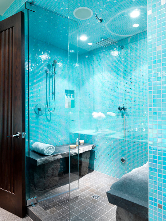 Foto de cuarto de baño actual grande con ducha doble, sanitario de una pieza, baldosas y/o azulejos azules, baldosas y/o azulejos en mosaico, paredes blancas, suelo de cemento, aseo y ducha y lavabo sobreencimera