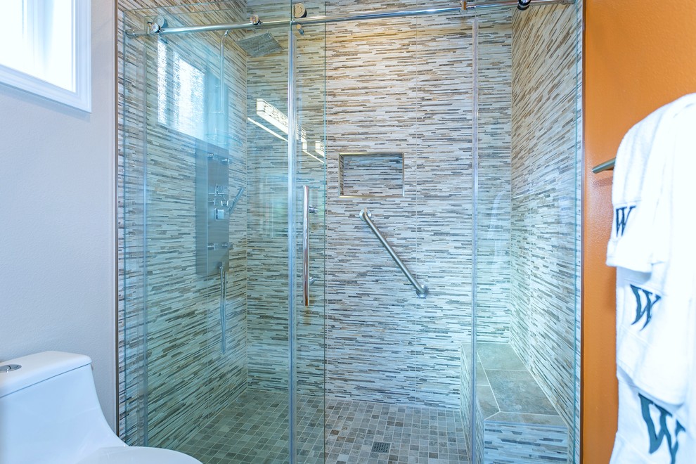 Idéer för att renovera ett mellanstort amerikanskt flerfärgad flerfärgat en-suite badrum, med luckor med glaspanel, skåp i mellenmörkt trä, ett platsbyggt badkar, en öppen dusch, stenkakel, klinkergolv i porslin, ett undermonterad handfat, bänkskiva i kvarts, grått golv och dusch med gångjärnsdörr