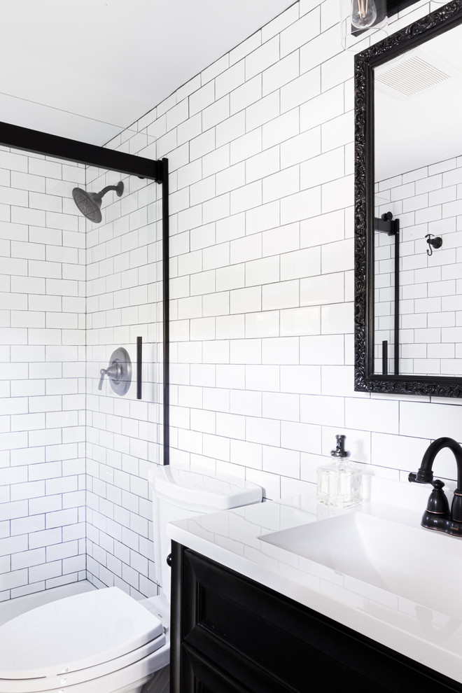 Idee per una piccola stanza da bagno con doccia stile americano con ante con riquadro incassato, ante nere, WC a due pezzi, piastrelle bianche, piastrelle in ceramica e pareti bianche