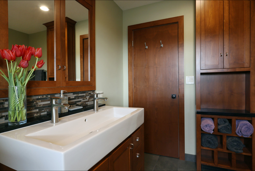Idées déco pour une salle de bain contemporaine en bois brun de taille moyenne avec un placard à porte shaker, une baignoire en alcôve, WC séparés, un carrelage noir, un carrelage gris, des carreaux de céramique, un mur beige, un sol en ardoise, un lavabo encastré et un plan de toilette en surface solide.