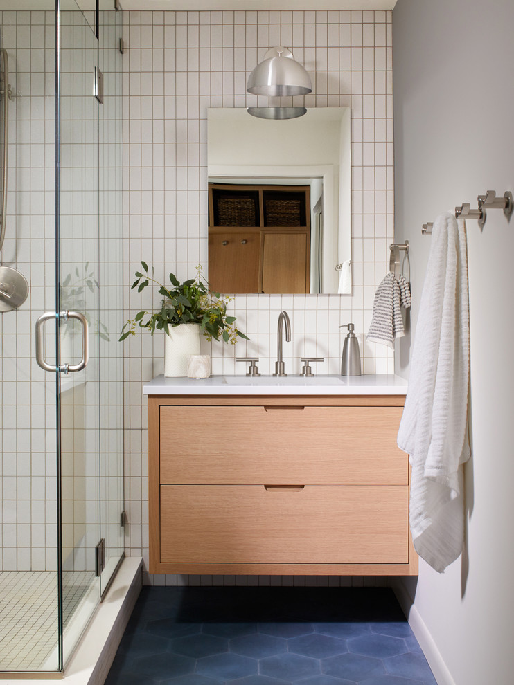 Idee per una stanza da bagno classica con ante lisce, ante in legno chiaro, doccia ad angolo, piastrelle bianche, pareti grigie, lavabo sottopiano, pavimento blu e top bianco