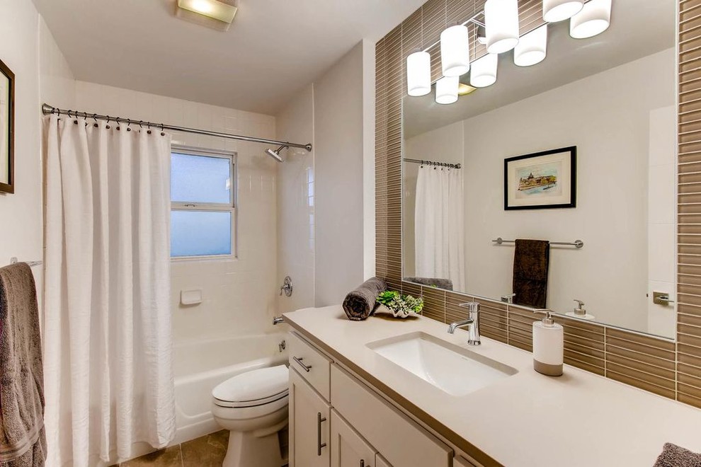Idéer för ett mellanstort retro en-suite badrum, med vita skåp, vit kakel, ett undermonterad handfat, dusch med gångjärnsdörr, skåp i shakerstil, ett badkar i en alkov, en dusch/badkar-kombination, en toalettstol med separat cisternkåpa, glasskiva, vita väggar, klinkergolv i porslin, bänkskiva i akrylsten och beiget golv