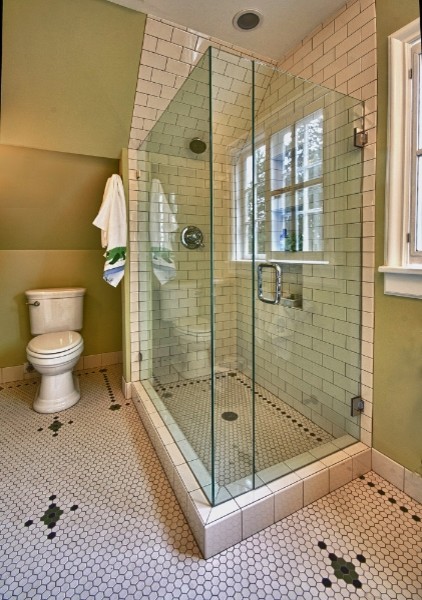 Inredning av ett maritimt mellanstort badrum för barn, med skåp i shakerstil, gröna skåp, en hörndusch, en toalettstol med separat cisternkåpa, tunnelbanekakel, gröna väggar och mosaikgolv