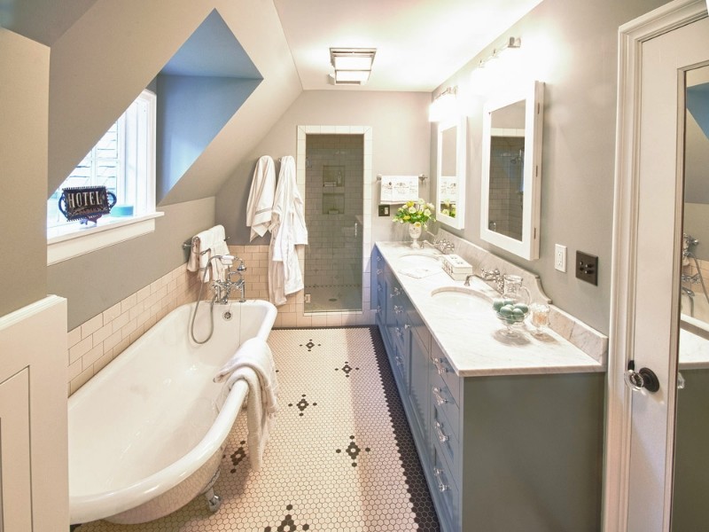 Пример оригинального дизайна: главная ванная комната среднего размера в морском стиле с врезной раковиной, фасадами в стиле шейкер, синими фасадами, мраморной столешницей, ванной на ножках, душем в нише, раздельным унитазом, разноцветной плиткой, плиткой кабанчик, серыми стенами и полом из мозаичной плитки