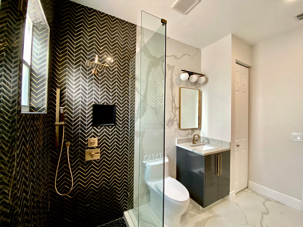 Идея дизайна: ванная комната среднего размера в стиле модернизм с плоскими фасадами, черными фасадами, угловым душем, унитазом-моноблоком, разноцветной плиткой, керамогранитной плиткой, белыми стенами, полом из керамогранита, душевой кабиной, врезной раковиной, столешницей из кварцита, разноцветным полом, душем с распашными дверями, белой столешницей, нишей, тумбой под одну раковину и встроенной тумбой