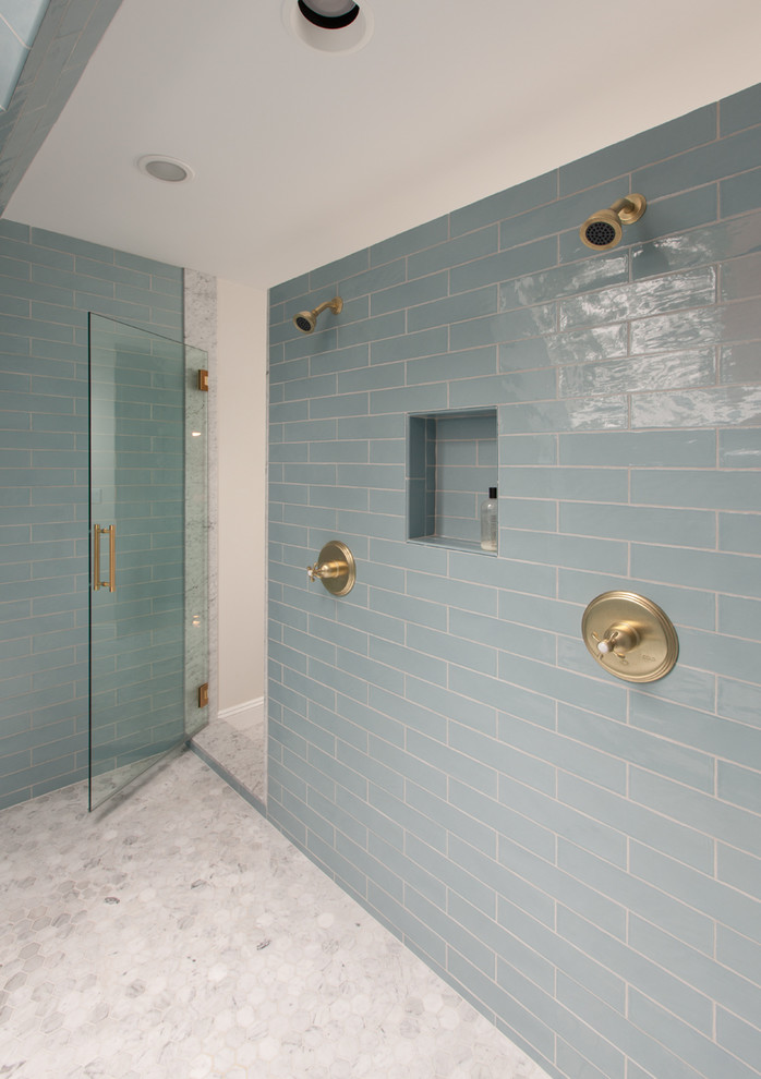 Idées déco pour une salle de bain principale classique de taille moyenne avec un placard à porte plane, des portes de placard blanches, une douche double, un carrelage bleu, des carreaux de béton, un mur blanc, un sol en marbre, un lavabo encastré et un plan de toilette en quartz modifié.