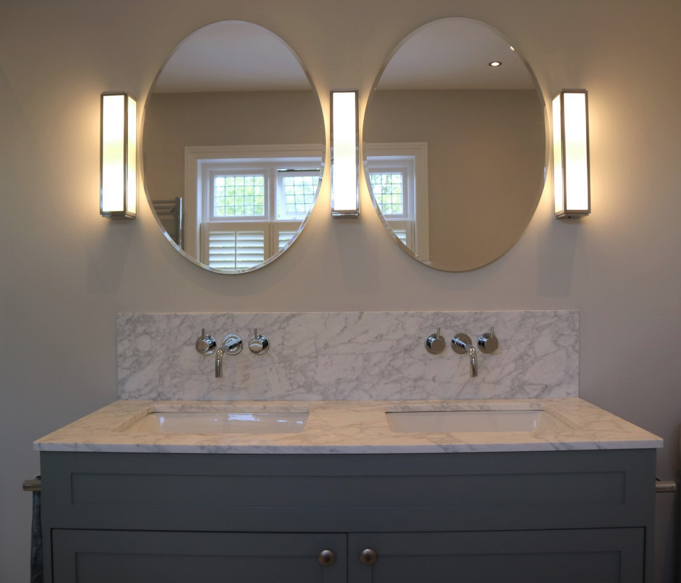 Modern inredning av ett mellanstort vit vitt en-suite badrum, med skåp i shakerstil, grå skåp, ett platsbyggt badkar, våtrum, en toalettstol med hel cisternkåpa, grå kakel, porslinskakel, grå väggar, klinkergolv i porslin, ett nedsänkt handfat, marmorbänkskiva, grått golv och med dusch som är öppen