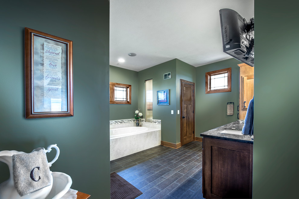 Идея дизайна: главная ванная комната в стиле кантри с врезной раковиной, темными деревянными фасадами, столешницей из ламината, накладной ванной, зелеными стенами и полом из керамической плитки