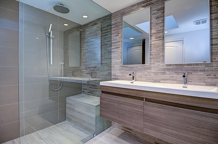 На фото: главная ванная комната в современном стиле с серой плиткой, плиткой мозаикой, серыми стенами и мраморным полом