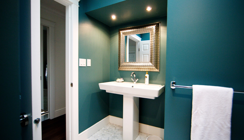 Идея дизайна: большая ванная комната в стиле модернизм с раковиной с пьедесталом, разноцветной плиткой, керамической плиткой, синими стенами, полом из керамической плитки и душевой кабиной