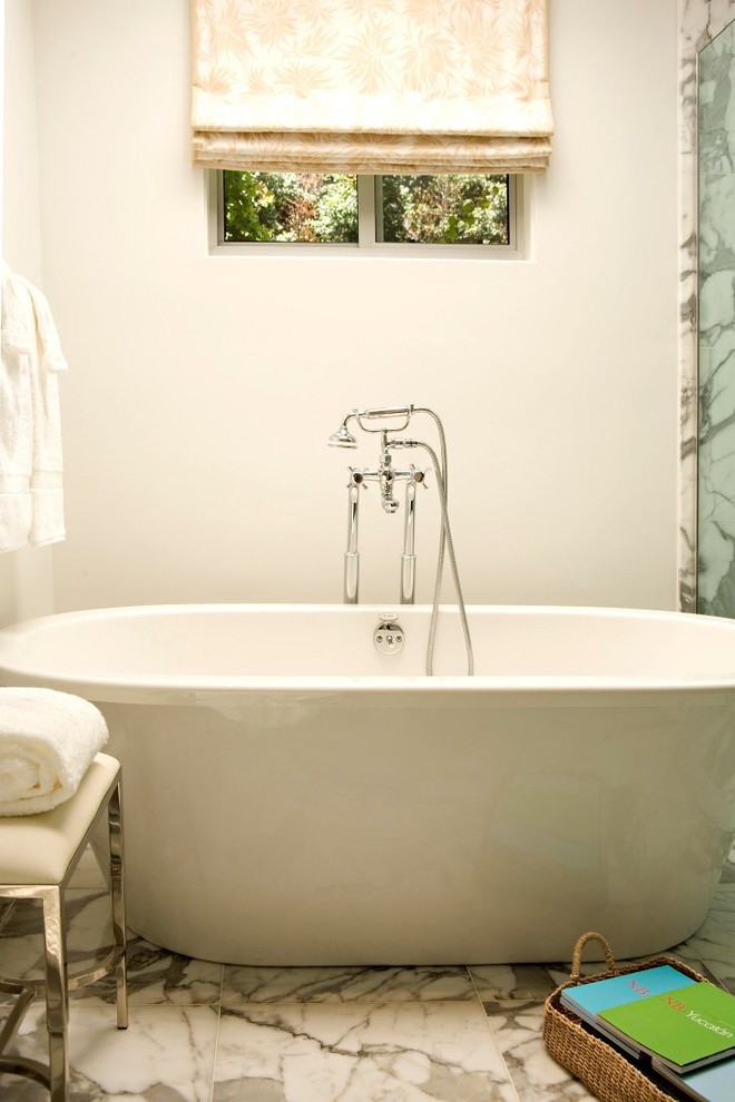 Klassisches Badezimmer mit freistehender Badewanne in Los Angeles