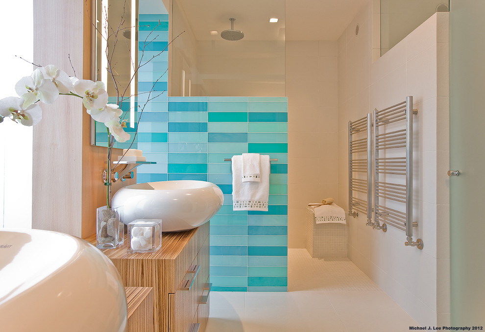 Modelo de cuarto de baño rectangular contemporáneo con lavabo sobreencimera, baldosas y/o azulejos azules y baldosas y/o azulejos de vidrio