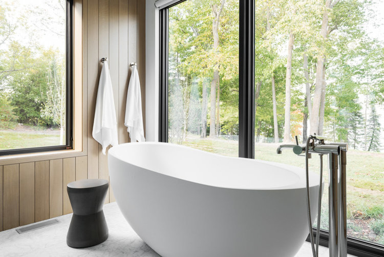 Foto di una grande stanza da bagno padronale moderna con ante in legno chiaro, vasca freestanding, doccia ad angolo, pareti bianche, pavimento multicolore, porta doccia a battente e top bianco