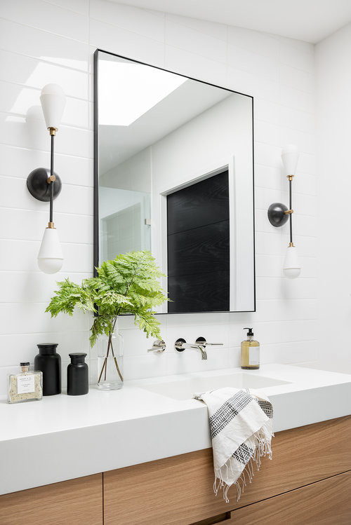 Diseño de cuarto de baño moderno grande con ducha esquinera, baldosas y/o azulejos blancos, paredes blancas, ducha con puerta con bisagras y encimeras blancas