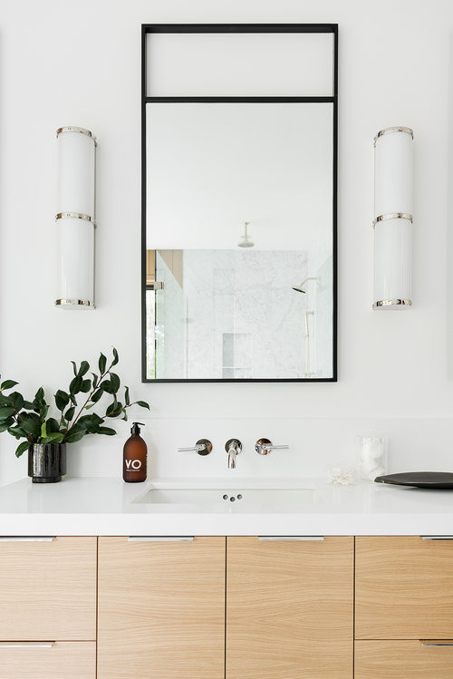 Inspiration pour une grande salle de bain principale minimaliste en bois clair avec une douche d'angle, un mur blanc, une cabine de douche à porte battante et un plan de toilette blanc.
