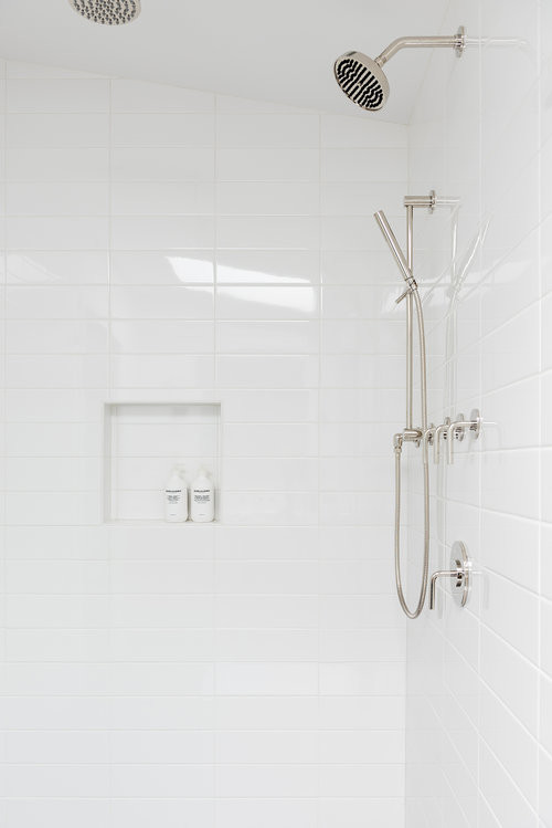 Ejemplo de cuarto de baño minimalista grande con ducha esquinera, baldosas y/o azulejos blancos, paredes blancas, ducha con puerta con bisagras y encimeras blancas