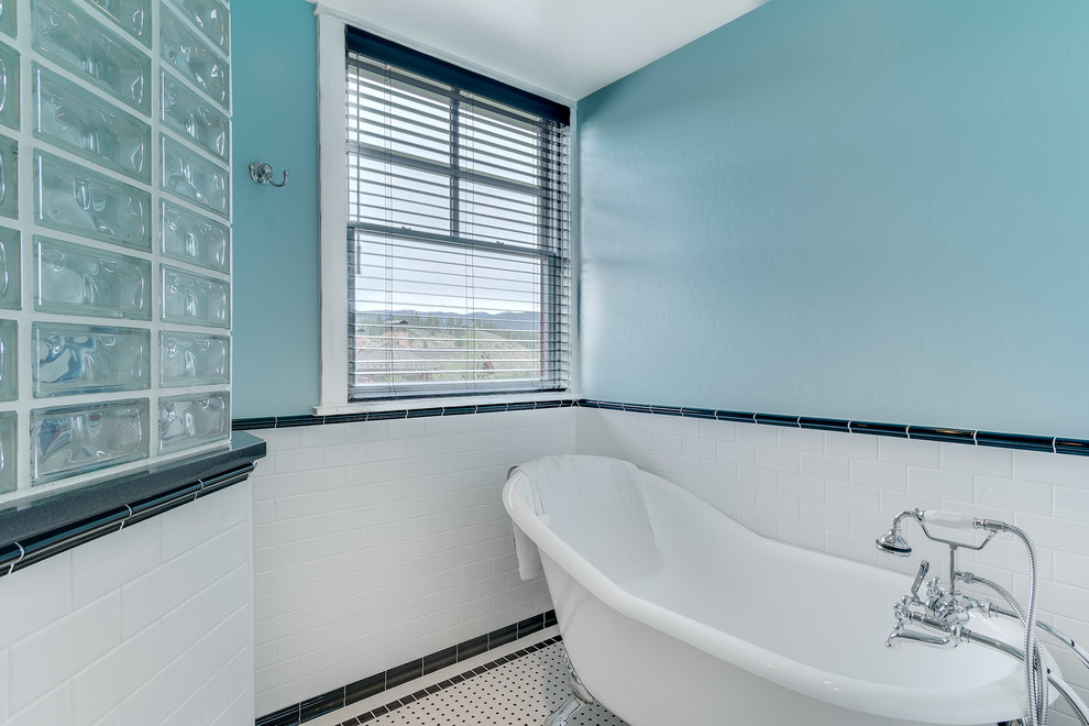 Ejemplo de cuarto de baño principal tradicional de tamaño medio con bañera con patas, ducha esquinera, baldosas y/o azulejos blancos, baldosas y/o azulejos de cemento, paredes azules y suelo blanco
