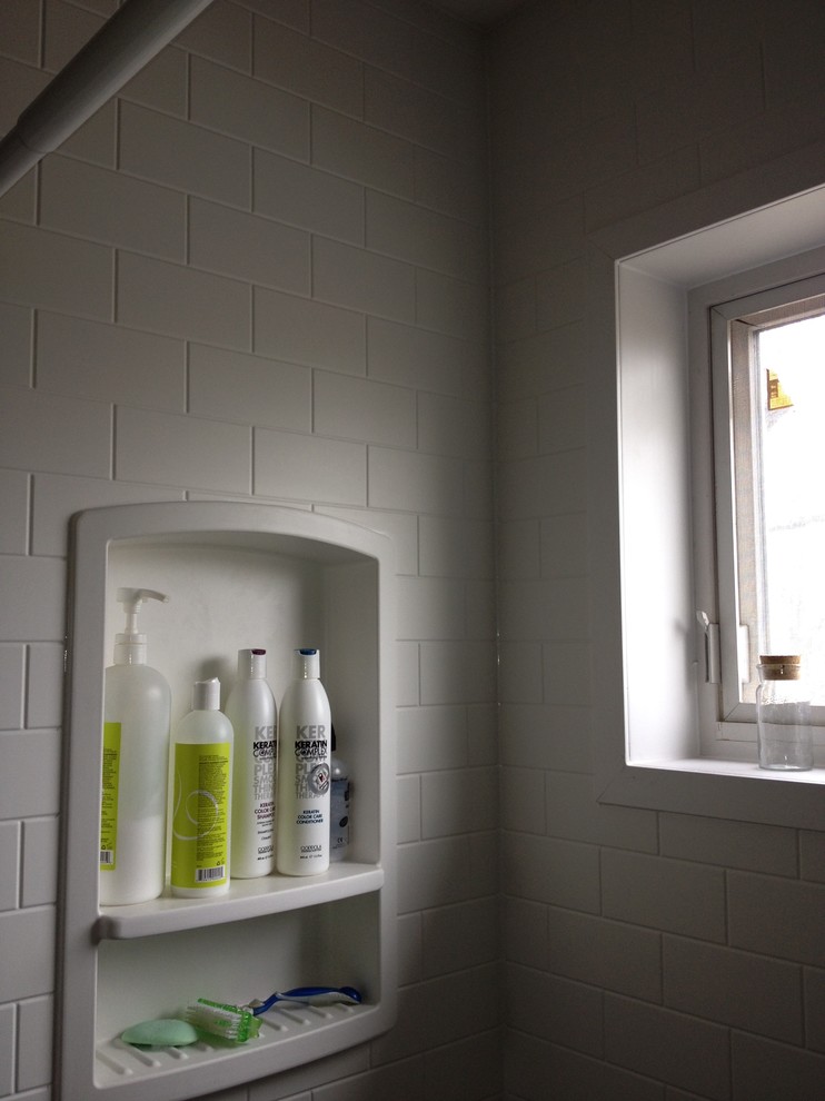 На фото: ванная комната среднего размера в классическом стиле с фасадами с декоративным кантом, белой плиткой, накладной ванной и душем над ванной с