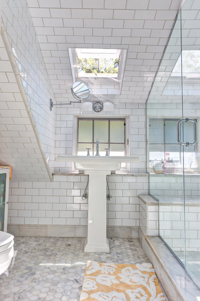 Modelo de cuarto de baño de estilo americano con lavabo con pedestal, baldosas y/o azulejos blancos y baldosas y/o azulejos de cemento