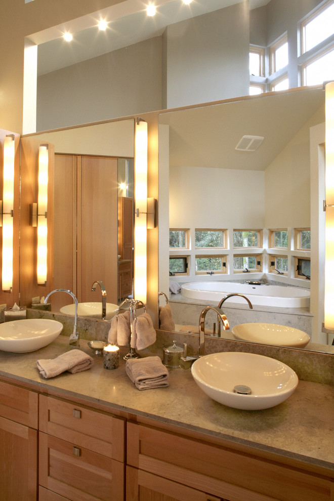 Idee per una grande stanza da bagno padronale design con ante in stile shaker, ante beige, vasca ad angolo, pareti bianche, lavabo a bacinella e pavimento beige