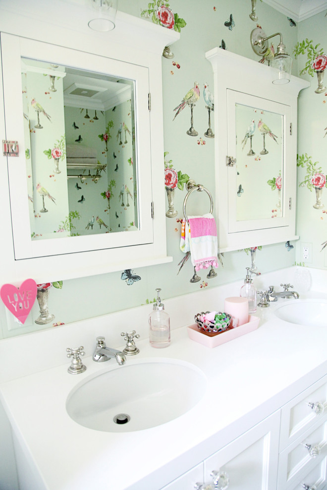 Foto på ett litet vintage badrum för barn, med ett undermonterad handfat, luckor med infälld panel, vita skåp, bänkskiva i kvarts, flerfärgad kakel, stenkakel, flerfärgade väggar och marmorgolv