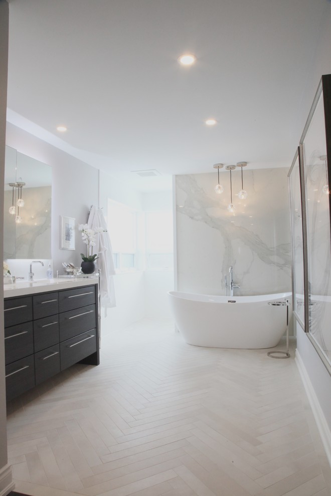 Exemple d'une salle de bain principale moderne en bois foncé de taille moyenne avec un placard à porte plane, une baignoire indépendante, une douche ouverte, WC à poser, un carrelage blanc, des plaques de verre, un mur gris, un sol en carrelage de porcelaine, un lavabo intégré, un plan de toilette en quartz, un sol beige, aucune cabine et un plan de toilette blanc.