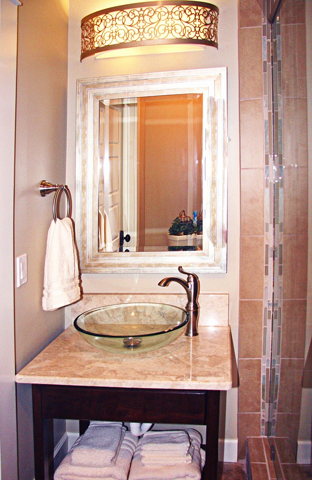 Immagine di una stanza da bagno con doccia moderna di medie dimensioni con lavabo a bacinella, ante in legno bruno, top in quarzo composito, doccia ad angolo, piastrelle beige, piastrelle in gres porcellanato e pareti beige