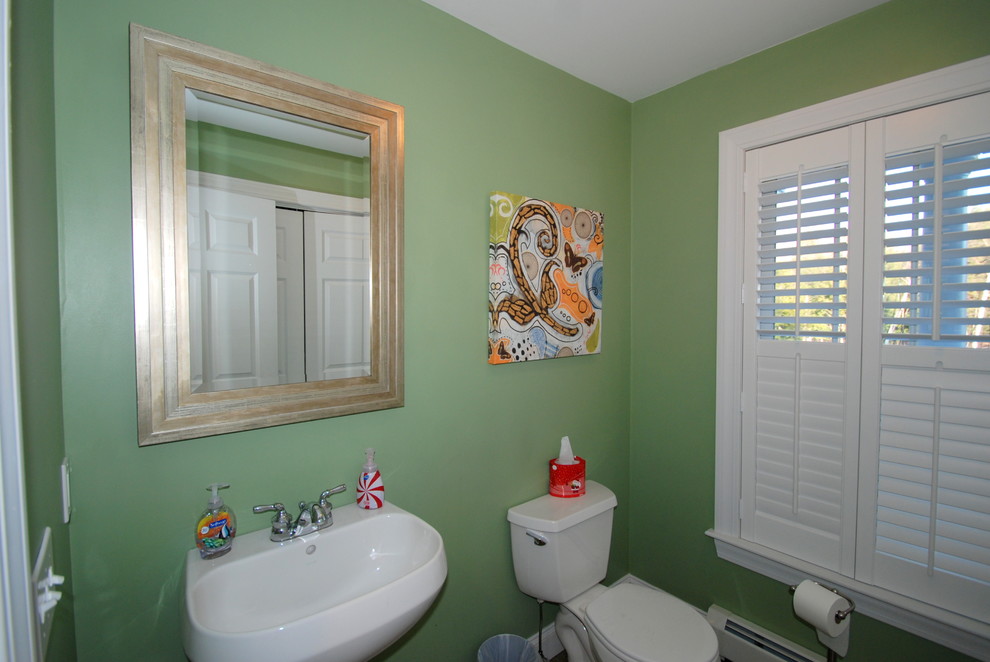 Exemple d'une petite salle de bain chic avec un mur vert.