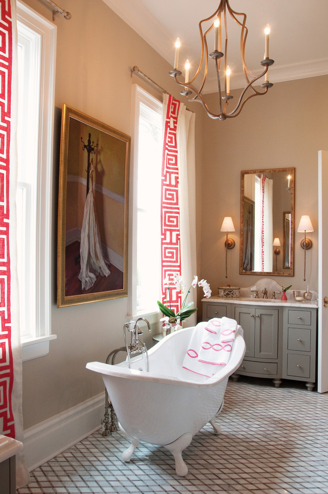 Стильный дизайн: большая главная ванная комната в стиле неоклассика (современная классика) с серыми фасадами, ванной на ножках, бежевыми стенами, фасадами в стиле шейкер, душем в нише, белой плиткой, мраморной плиткой, полом из мозаичной плитки, врезной раковиной, мраморной столешницей, разноцветным полом и душем с распашными дверями - последний тренд