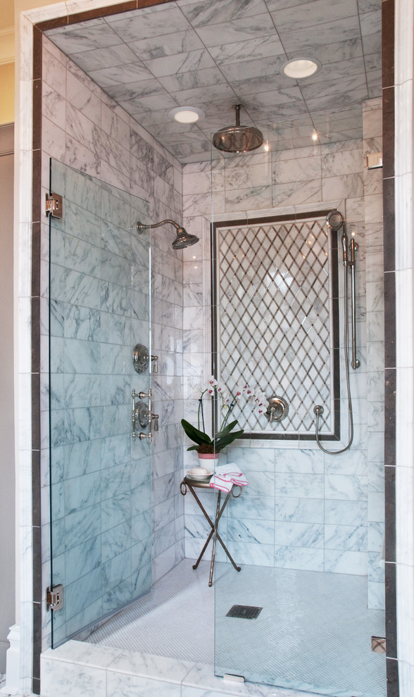 Cette photo montre une douche en alcôve principale chic de taille moyenne avec des portes de placard grises, un carrelage blanc, du carrelage en marbre et une cabine de douche à porte battante.