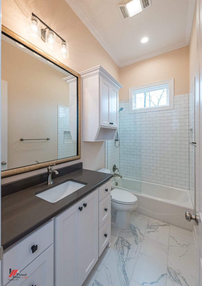 Imagen de cuarto de baño único y a medida tradicional pequeño con puertas de armario blancas, baldosas y/o azulejos blancos y encimeras negras