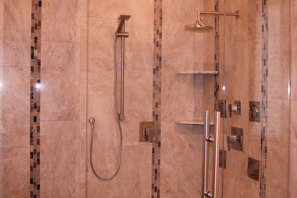 Ispirazione per una stanza da bagno minimalista con top in quarzite, piastrelle beige e piastrelle in gres porcellanato